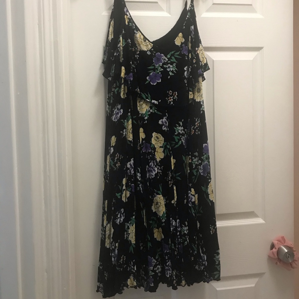 Floral mid thigh dress. Worn a 5+ times.